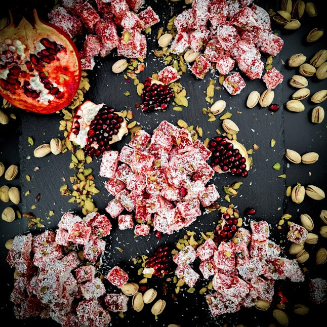 Granātābolu lukums ar pistācijām un kokosriekstu skaidiņām