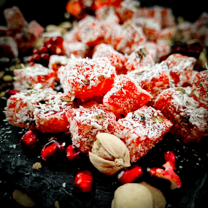 Granātābolu lukums ar pistācijām un kokosriekstu skaidiņām