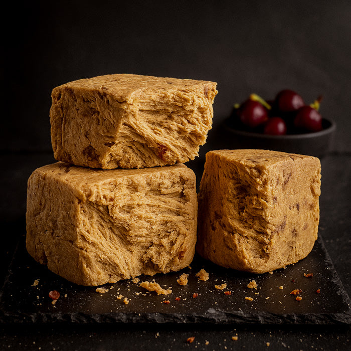 Halva zemesriekstu ar ķiršiem