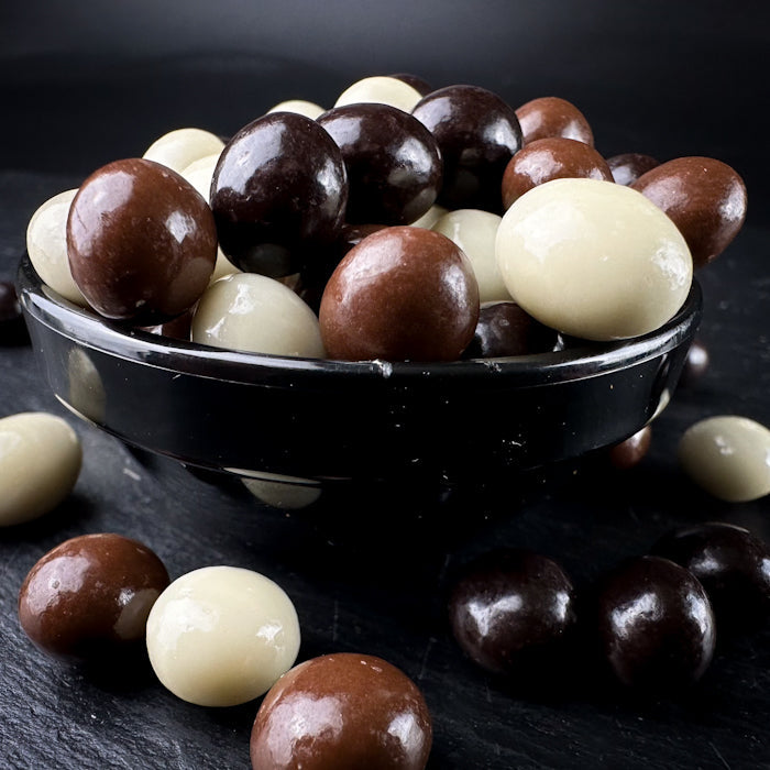 Kafijas pupiņas tumšā, baltā un pienā šokolādē