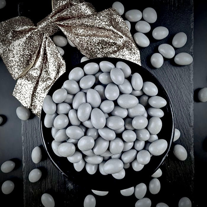 Sudrabaini pelēkas dražejas ar mandelēm pienā beļģu šokolādē
