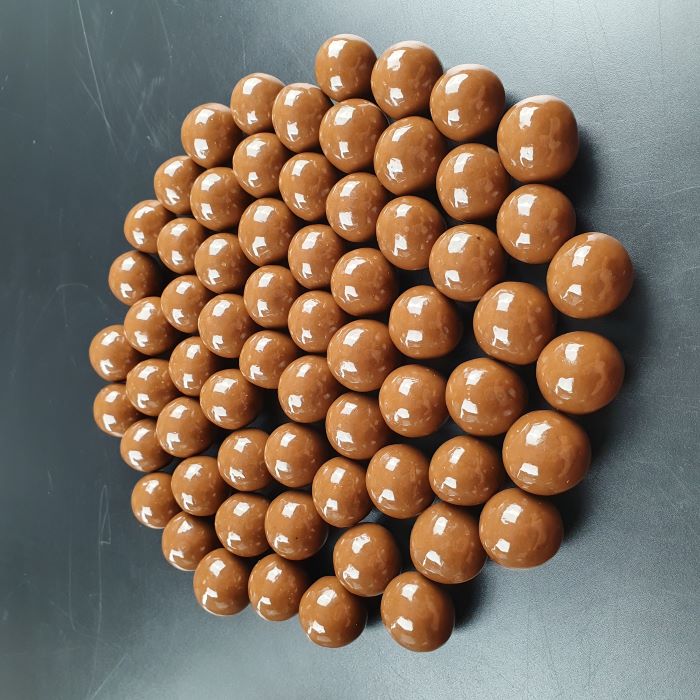 Dražejas ar lazdu riekstiem piena beļģu šokolādē