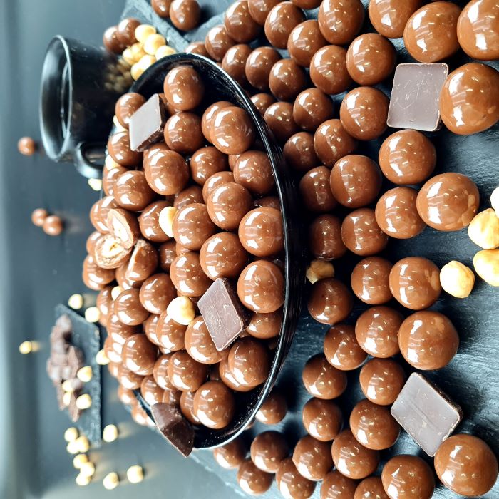 Dražejas ar lazdu riekstiem piena beļģu šokolādē