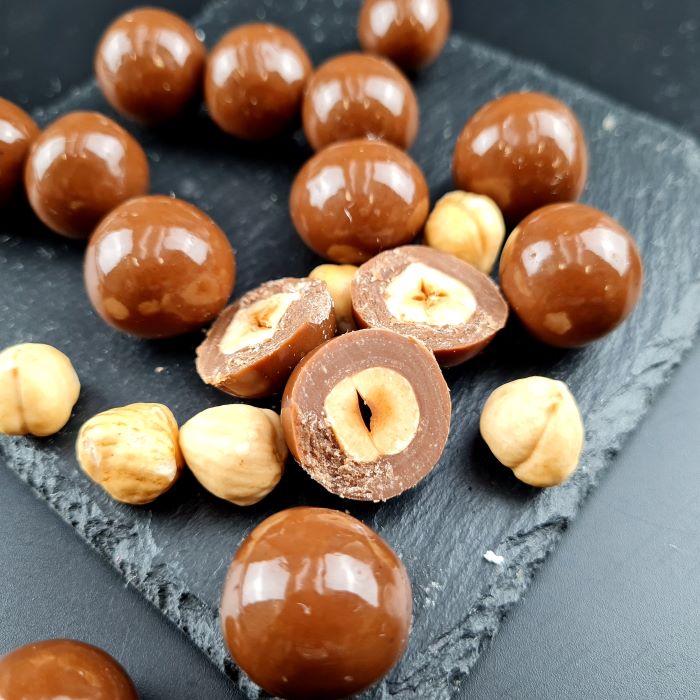 Dražejas ar lazdu riekstiem piena beļģu šokolādē