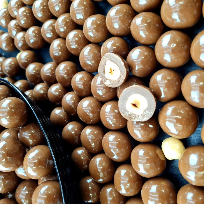 Dražejas ar lazdu riekstiem piena beļģu šokolādē