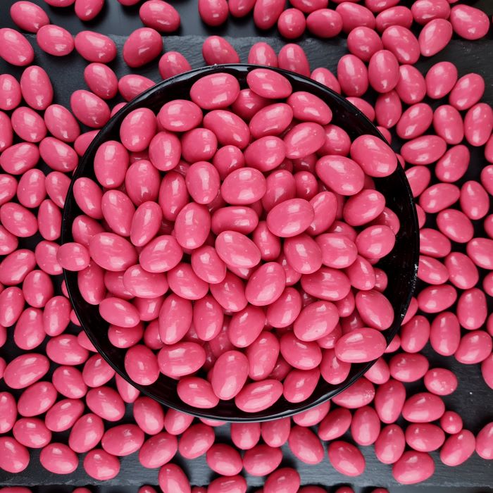 Dražejas ar mandelēm rozā šokolādē