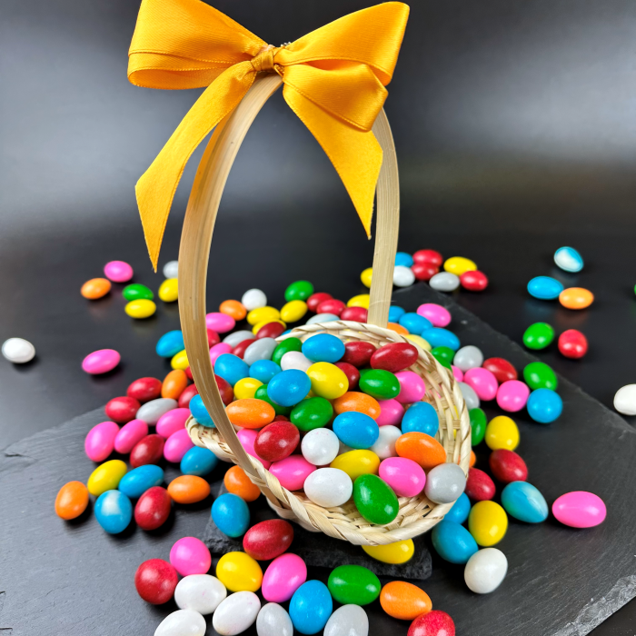 Daudzkrāsainas dražejas ar mandelēm piena beļģu šokolādē