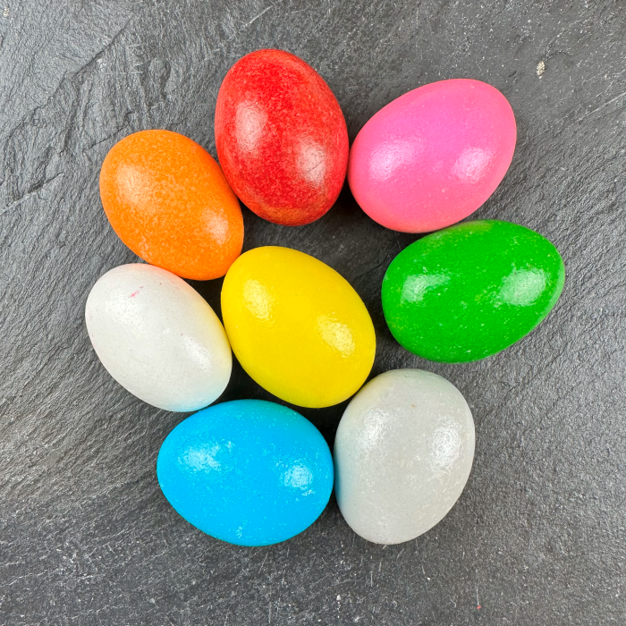 Daudzkrāsainas dražejas ar mandelēm piena beļģu šokolādē