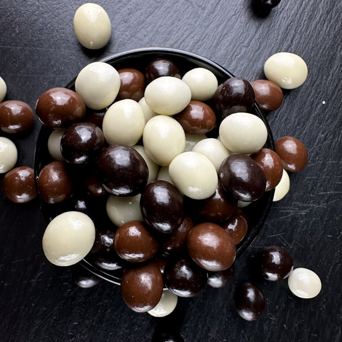 Kafijas pupiņas tumšā, baltā un pienā šokolādē