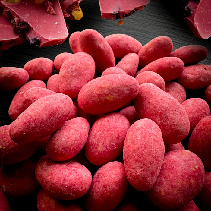 Kraukšķīgas mandeles rozā šokolādē ar aveņu garšas noti