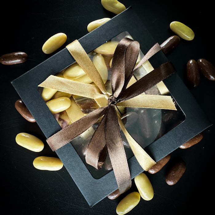 Шоколадные драже с молоком cukātiem kastetē