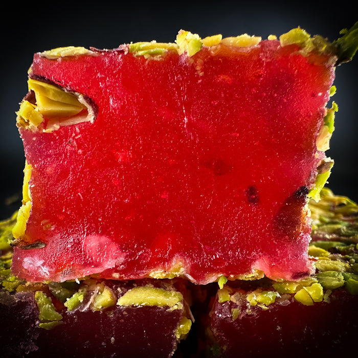 Granātābola lukums ar pistācijām, apbērts ar sasmalcinātām pistācijām