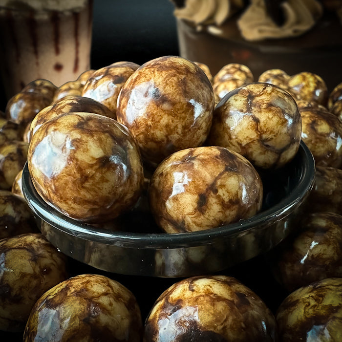 Lieli lazdu rieksti baltajā un piena šokolādē ar šokolādes kūkas garšu