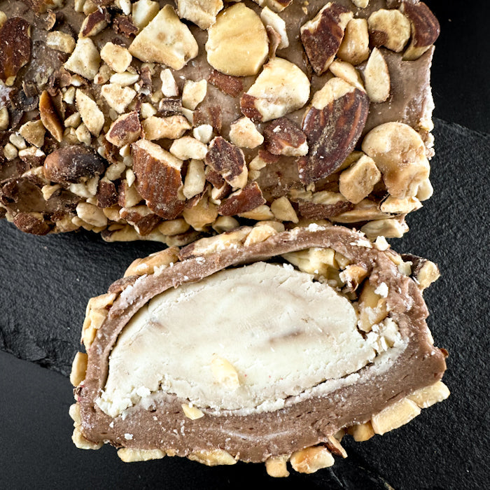 Karaliskais lukums ar lieliem mandeļu riekstiem un šokolādi