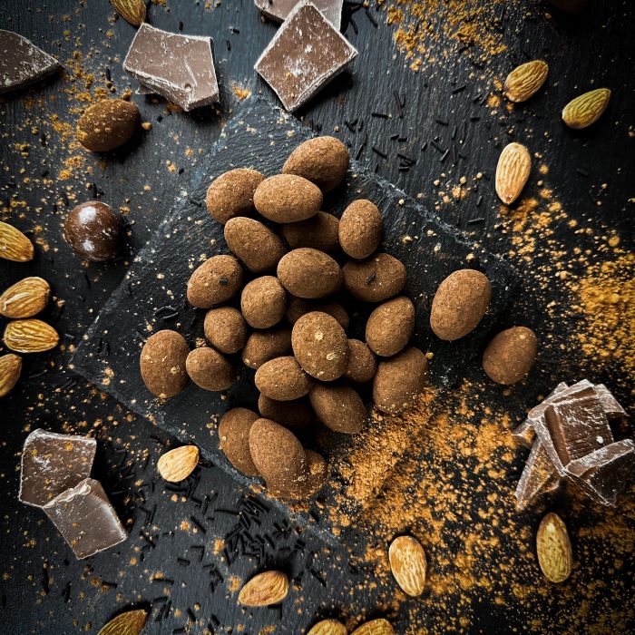 Kakao dražejas ar mandelēm un Amaretto garšu piena beļģu šokolādē