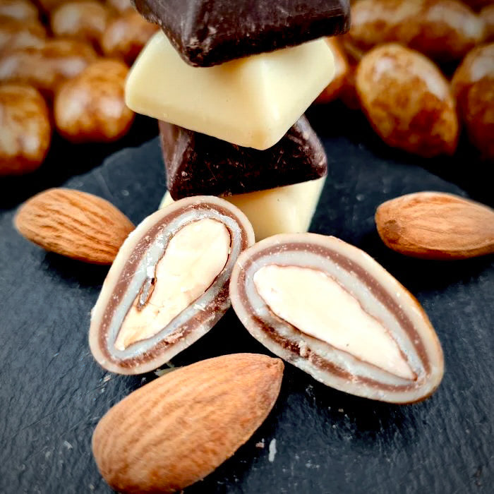 Kanēļu dražejas ar mandelēm baltā beļģu šokolādē