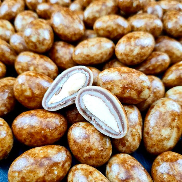 Kanēļu dražejas ar mandelēm baltā beļģu šokolādē