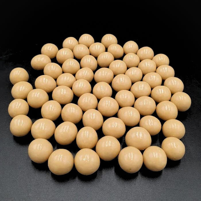 Kapučino dražejas ar lazdu riekstiem baltā beļģu šokolādē