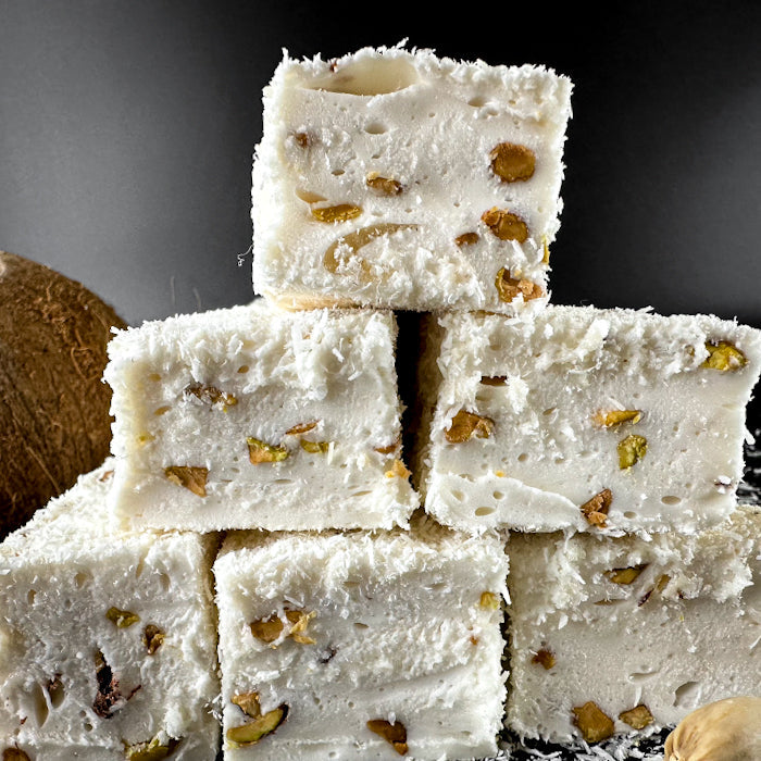 Kremīgs piena-kokosa lukums ar pistācijām