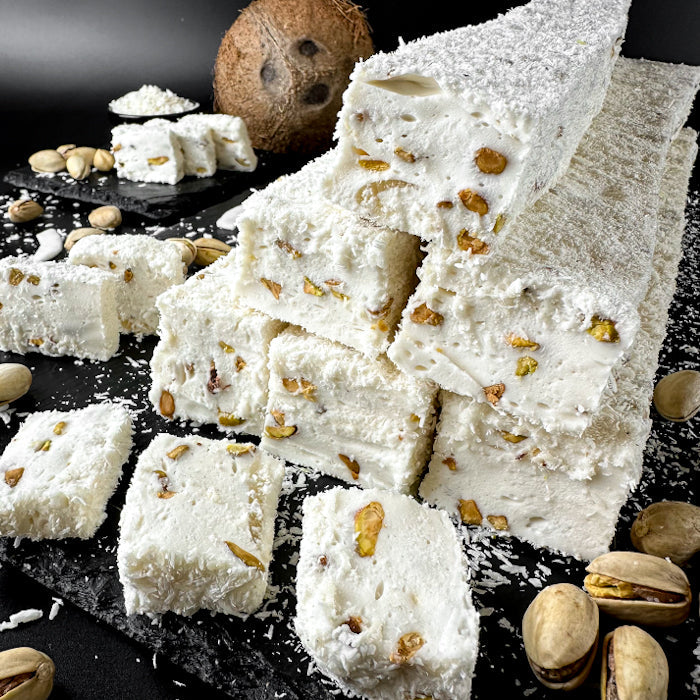 Kremīgs piena-kokosa lukums ar pistācijām