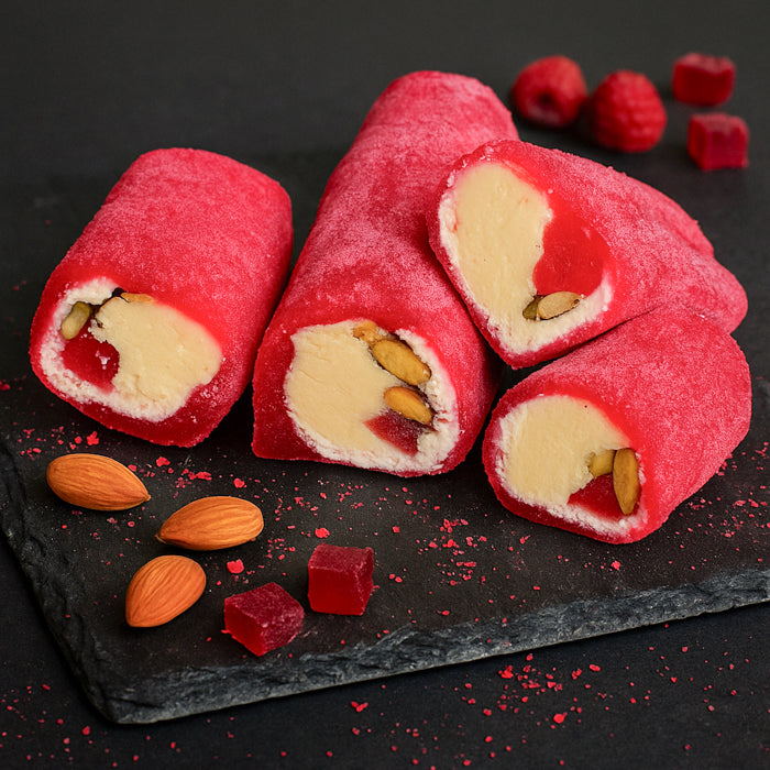 Lukums ar lazdu riekstu krēmu, mandelēm un aveņu pastilu