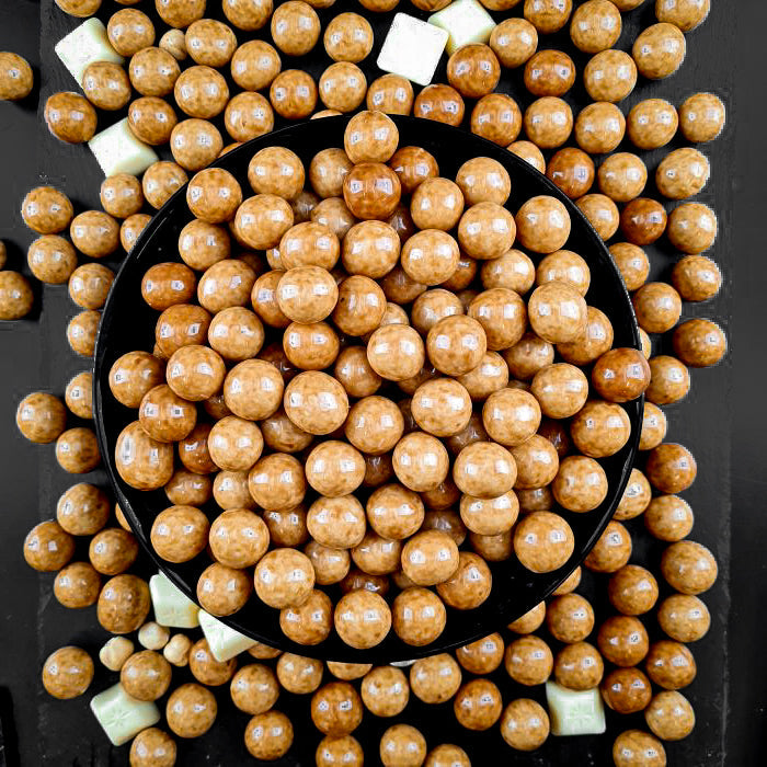 Тирамису драже с красивым блюдом из белой шоколадки